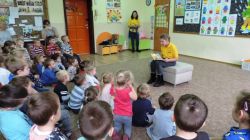 Oliwia czyta wybrany przez siebie wiersz przedszkolakom